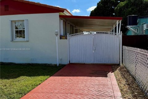 House in Hialeah, Florida 4 bedrooms, 188.03 sq.m. № 2016683 - photo 5