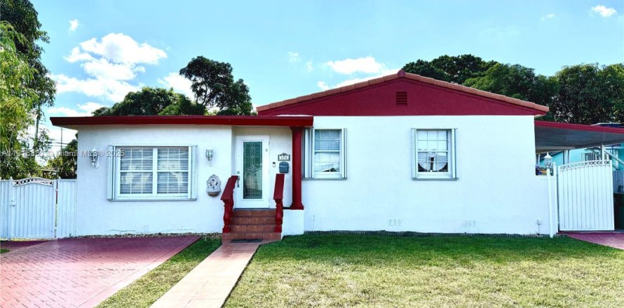 House in Hialeah, Florida 4 bedrooms, 188.03 sq.m. № 2016683