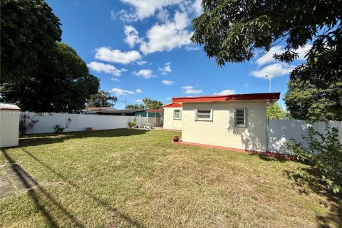 House in Hialeah, Florida 4 bedrooms, 188.03 sq.m. № 2016683 - photo 24