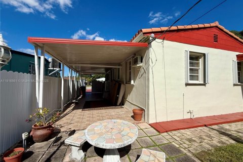 House in Hialeah, Florida 4 bedrooms, 188.03 sq.m. № 2016683 - photo 26