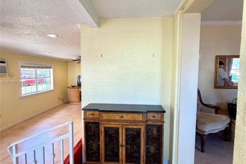 House in Hialeah, Florida 4 bedrooms, 188.03 sq.m. № 2016683 - photo 9