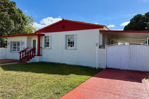 House in Hialeah, Florida 4 bedrooms, 188.03 sq.m. № 2016683 - photo 4