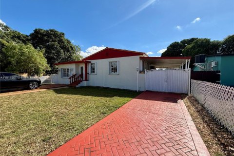 House in Hialeah, Florida 4 bedrooms, 188.03 sq.m. № 2016683 - photo 8