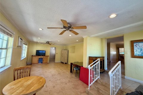 House in Hialeah, Florida 4 bedrooms, 188.03 sq.m. № 2016683 - photo 11