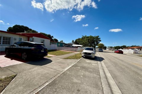 House in Hialeah, Florida 4 bedrooms, 188.03 sq.m. № 2016683 - photo 6