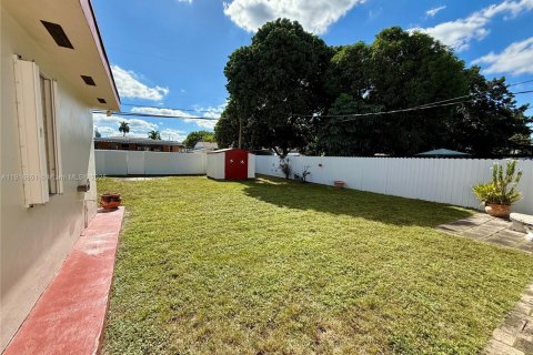 House in Hialeah, Florida 4 bedrooms, 188.03 sq.m. № 2016683 - photo 29