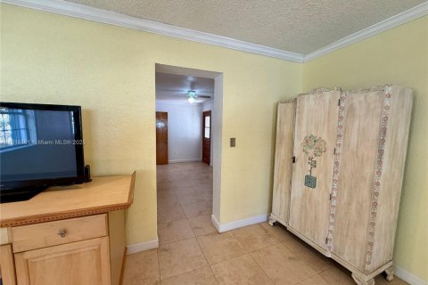 House in Hialeah, Florida 4 bedrooms, 188.03 sq.m. № 2016683 - photo 14