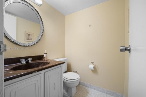 Condo in Hallandale Beach, Florida, 2 bedrooms  № 1859973 - photo 15