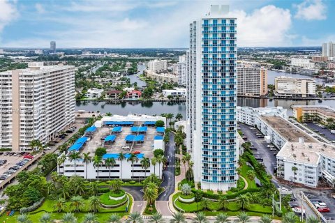 Condo in Hallandale Beach, Florida, 1 bedroom № 1995978 - photo 24