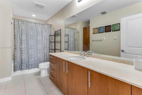Condo in Hallandale Beach, Florida, 1 bedroom № 1995978 - photo 11