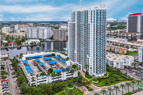 Condo in Hallandale Beach, Florida, 1 bedroom № 1995978 - photo 23