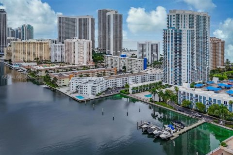 Condo in Hallandale Beach, Florida, 1 bedroom № 1995978 - photo 29