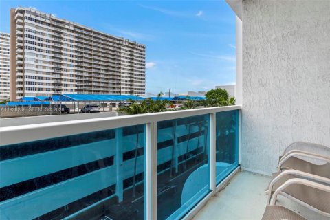 Condo in Hallandale Beach, Florida, 1 bedroom № 1995978 - photo 16