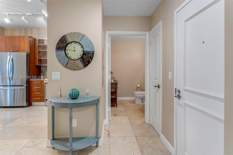 Condo in Hallandale Beach, Florida, 1 bedroom № 1995978 - photo 2