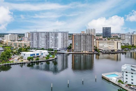 Condo in Hallandale Beach, Florida, 1 bedroom № 1995978 - photo 25