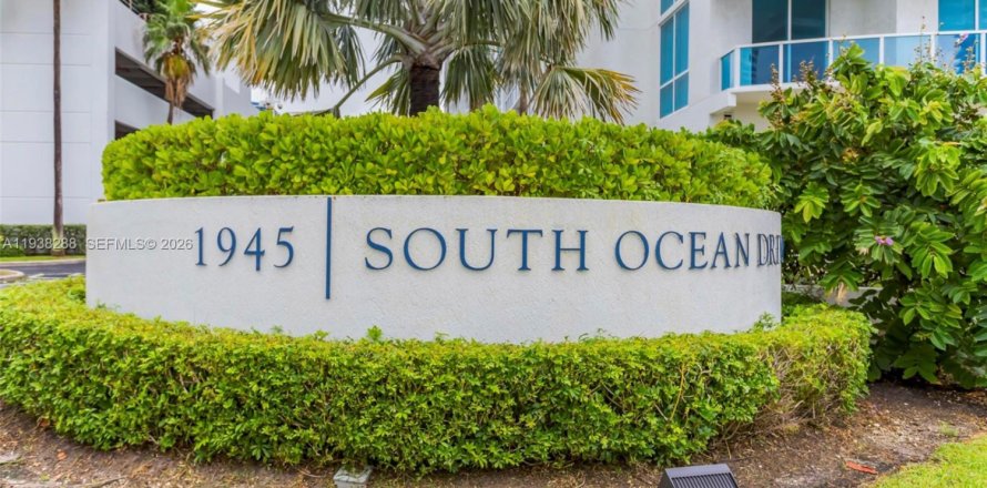 Condo in Hallandale Beach, Florida, 1 bedroom № 1995978