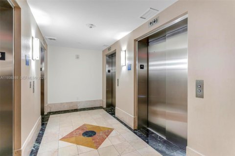 Condo in Hallandale Beach, Florida, 1 bedroom № 1995978 - photo 19