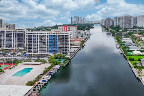 Condo in Hallandale Beach, Florida, 1 bedroom № 1995978 - photo 28