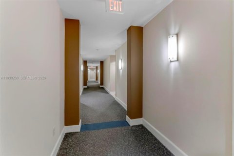 Condo in Hallandale Beach, Florida, 1 bedroom № 1995978 - photo 18