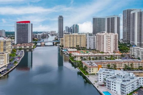 Condo in Hallandale Beach, Florida, 1 bedroom № 1995978 - photo 27