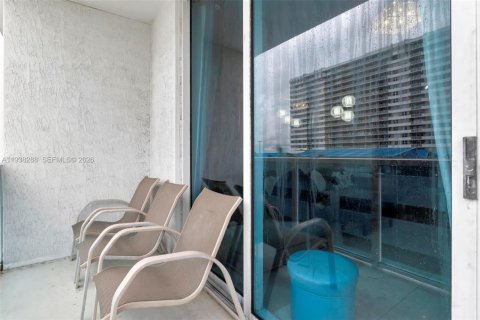 Condo in Hallandale Beach, Florida, 1 bedroom № 1995978 - photo 17