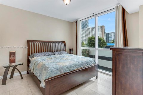 Condo in Hallandale Beach, Florida, 1 bedroom № 1995978 - photo 10