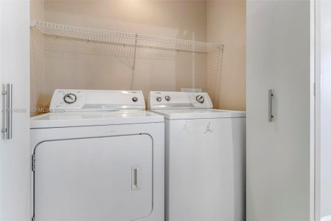 Condo in Hallandale Beach, Florida, 1 bedroom № 1995978 - photo 15