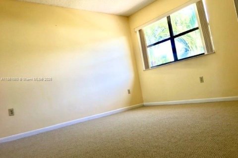 House in Miami, Florida 4 bedrooms, 172.8 sq.m. № 1892255 - photo 12