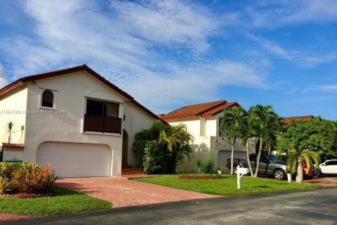 House in Miami, Florida 4 bedrooms, 172.8 sq.m. № 1892255 - photo 2