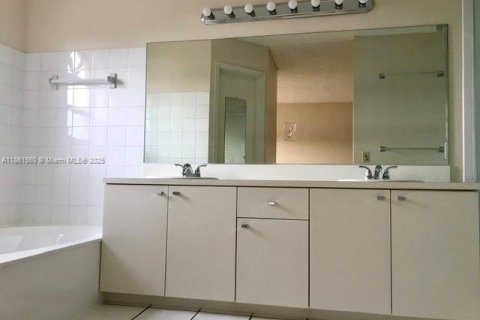 House in Miami, Florida 4 bedrooms, 172.8 sq.m. № 1892255 - photo 10