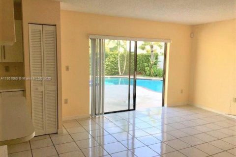 House in Miami, Florida 4 bedrooms, 172.8 sq.m. № 1892255 - photo 6
