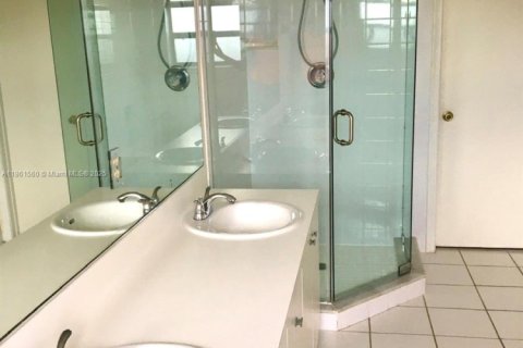 House in Miami, Florida 4 bedrooms, 172.8 sq.m. № 1892255 - photo 11
