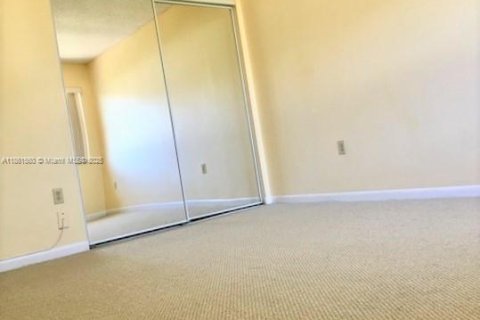 House in Miami, Florida 4 bedrooms, 172.8 sq.m. № 1892255 - photo 13