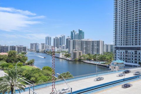 Hôtel, hôtellerie à vendre à Hallandale Beach, Floride: 2 chambres, 95.5 m2 № 1940512 - photo 20