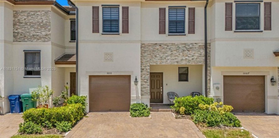 Townhouse in Miami, Florida 3 bedrooms, 170.2 sq.m. № 1842646