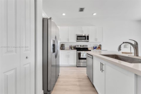 Townhouse in Miami, Florida 3 bedrooms, 170.2 sq.m. № 1842646 - photo 8