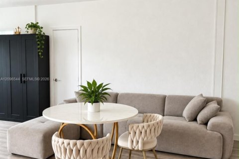 Condo in Miami Beach, Florida, 3 bedrooms  № 2390601 - photo 2