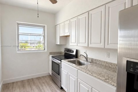 Condo in Miami Beach, Florida, 3 bedrooms  № 2390601 - photo 3