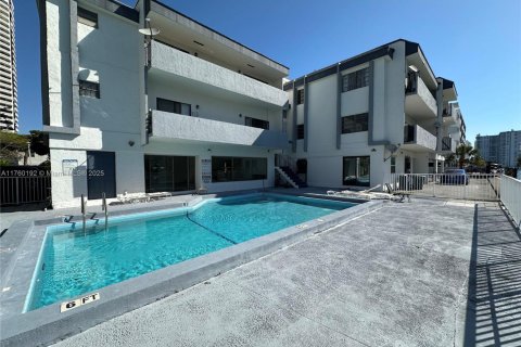 Condo in North Miami Beach, Florida, 2 bedrooms  № 1868683 - photo 7