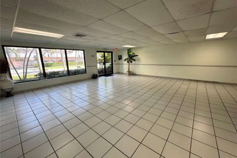 Condo in North Miami Beach, Florida, 2 bedrooms  № 1868683 - photo 13