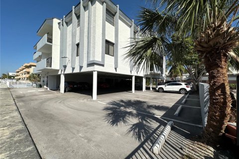Condo in North Miami Beach, Florida, 2 bedrooms  № 1868683 - photo 4