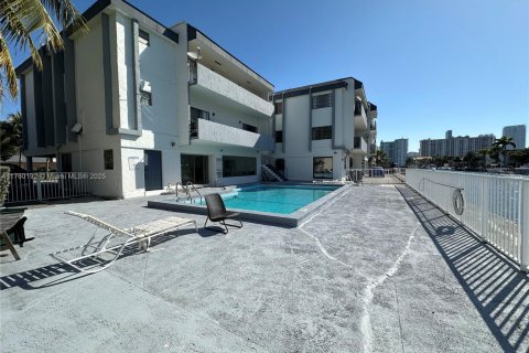 Condo in North Miami Beach, Florida, 2 bedrooms  № 1868683 - photo 9