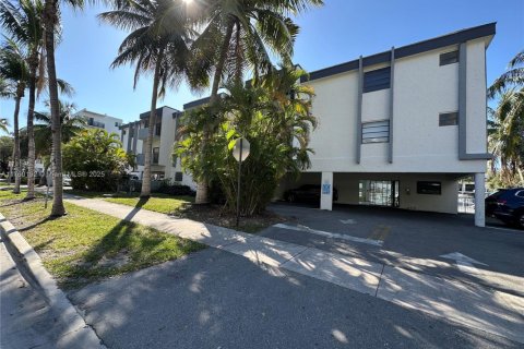 Condo in North Miami Beach, Florida, 2 bedrooms  № 1868683 - photo 1