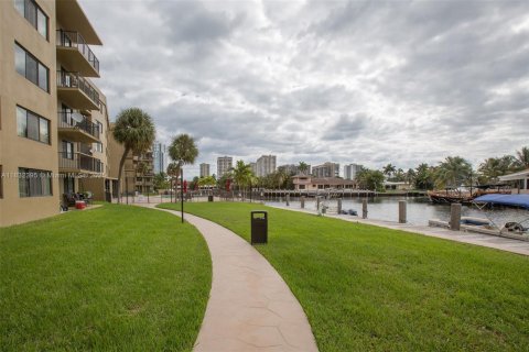 Condo in Hallandale Beach, Florida, 1 bedroom  № 1809327 - photo 27