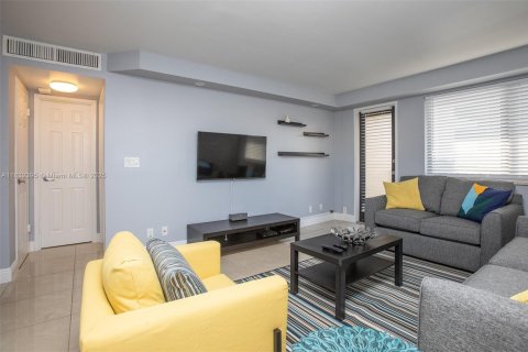 Condo in Hallandale Beach, Florida, 1 bedroom  № 1809327 - photo 4