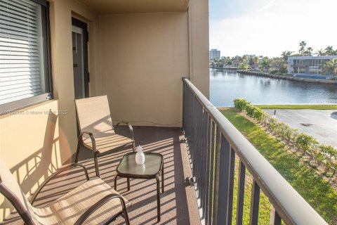 Condo in Hallandale Beach, Florida, 1 bedroom  № 1809327 - photo 20