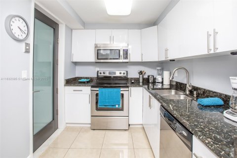 Condo in Hallandale Beach, Florida, 1 bedroom  № 1809327 - photo 10