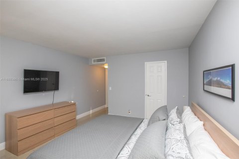 Condo in Hallandale Beach, Florida, 1 bedroom  № 1809327 - photo 14