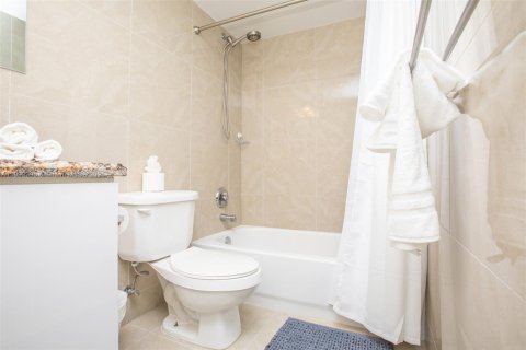 Condo in Hallandale Beach, Florida, 1 bedroom  № 1809327 - photo 17