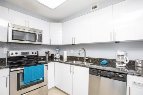 Condo in Hallandale Beach, Florida, 1 bedroom  № 1809327 - photo 8